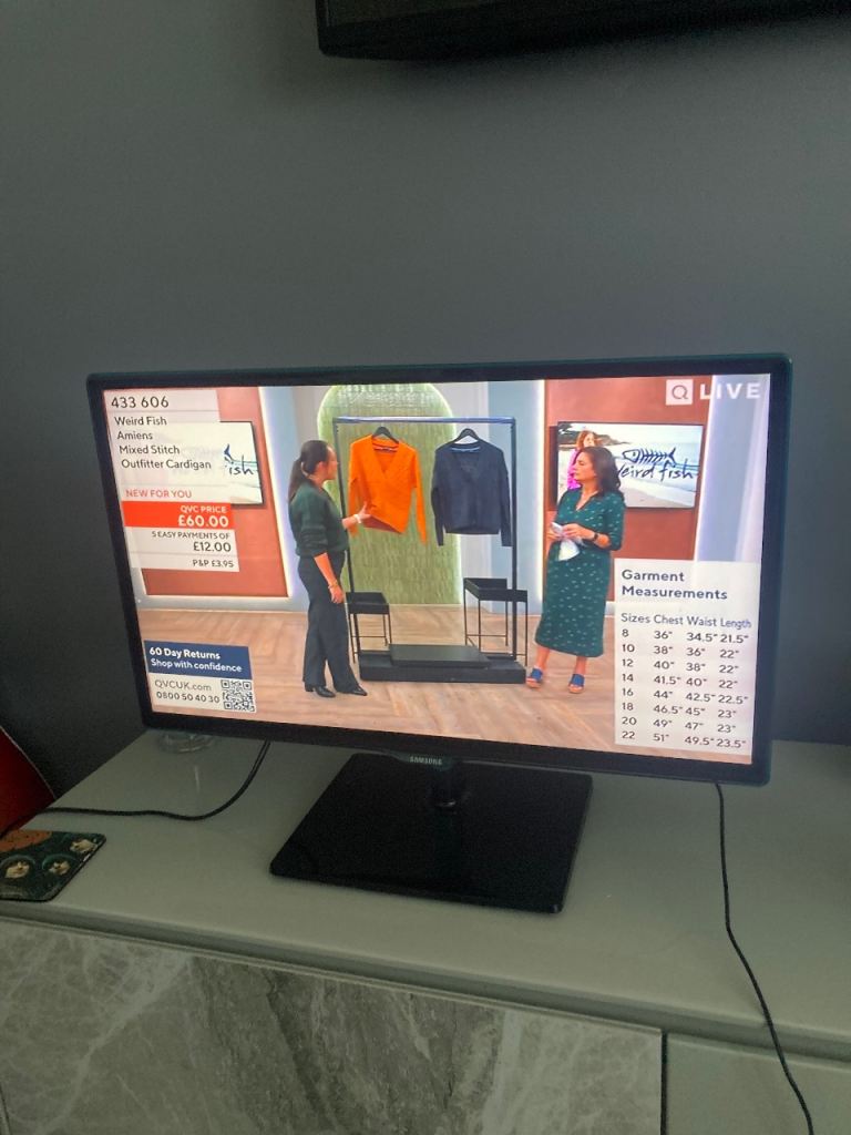 Samsung 20-inch Smart TV – Excellent Condition, with Remote
