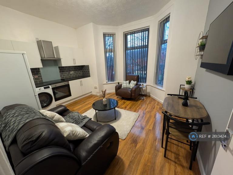 3 bedroom flat in Polygon Road, Manchester, M8 (3 bed) (#2613424)