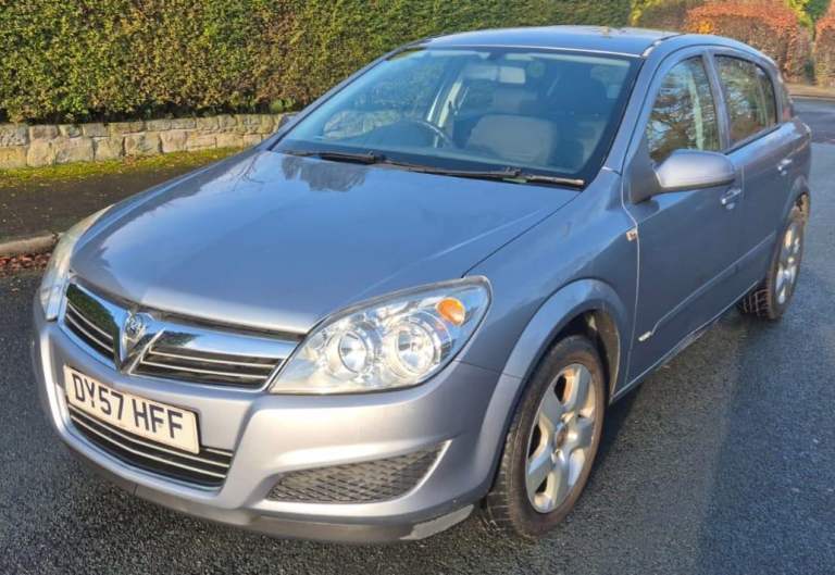 Auto - Lw Miles -Full Serv Hist- 2 Pre Owners -MOT Nov 26. Vauxhall Astra Club. 1.8 Pet - 5dr -07/57