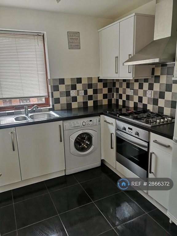1 bedroom flat in Portland Place, Epsom, KT17 (1 bed) (#2866372)