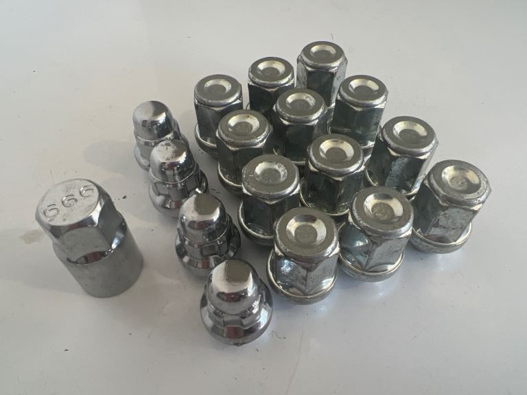 Locking wheel nut set