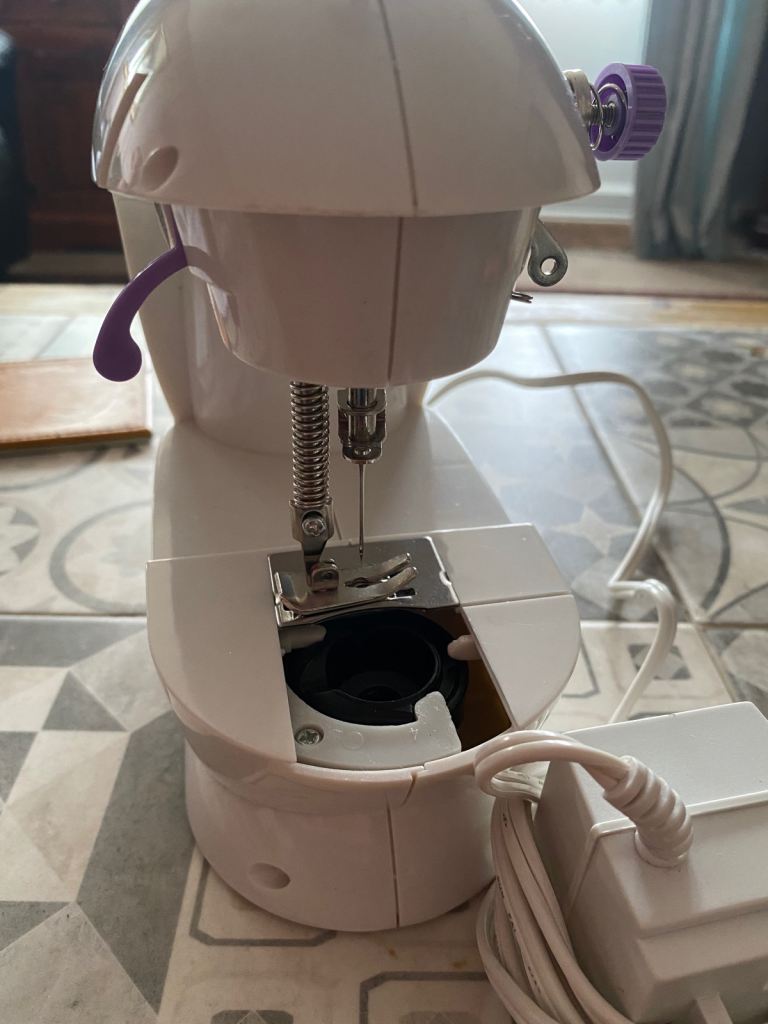 Small/ travel sewing machine 