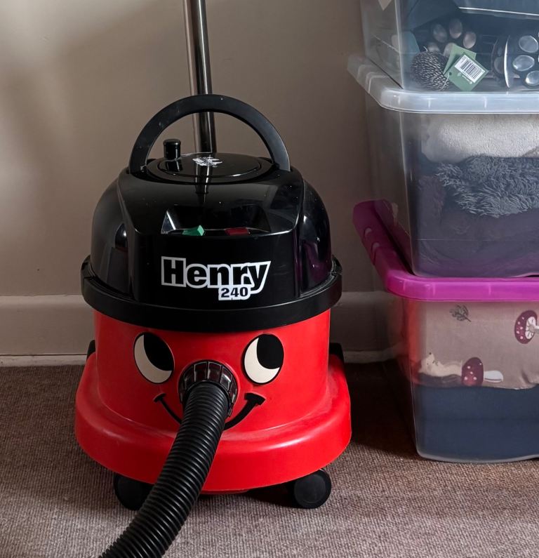 Henry 240 professional vacuum cleaner hoover EXCELLENT CONDITION + onboard tools. ALWAYS HAPPY.