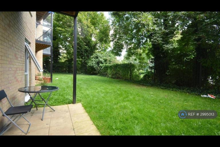 2 bedroom flat in Mayfair Court, Hounslow, TW5 (2 bed) (#2995013)