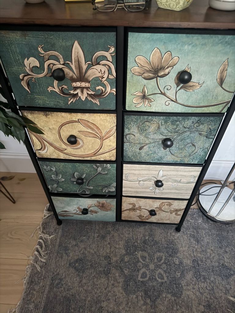 Chest of drawers- very goood condition 67wx30dx100L
