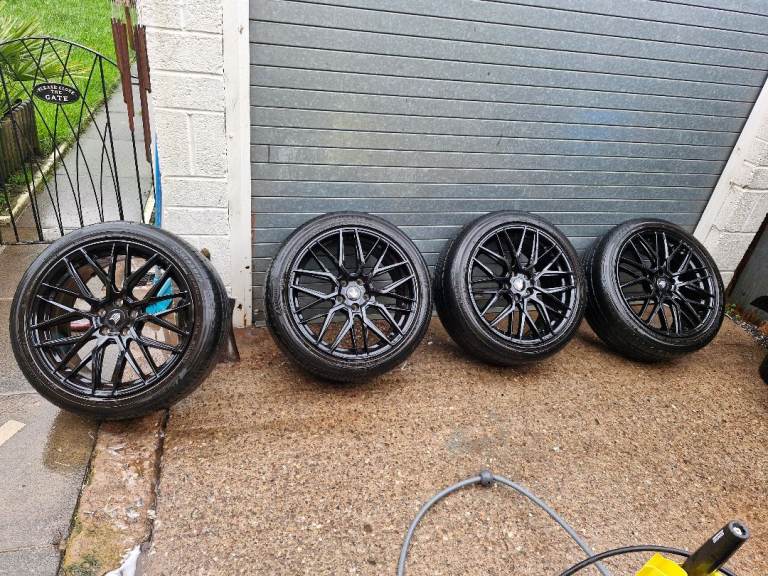 Fox 18" x 4 black gloss alloys wheels