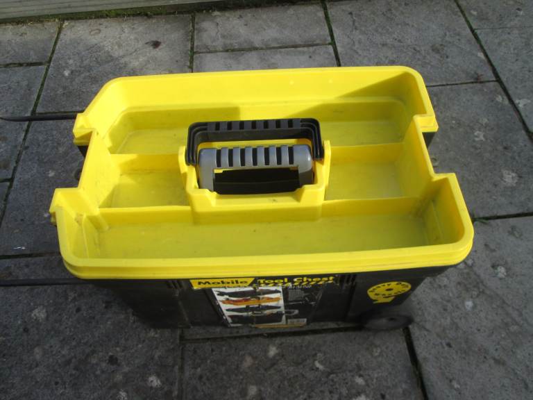 Stanley mobile tool chest on wheels 