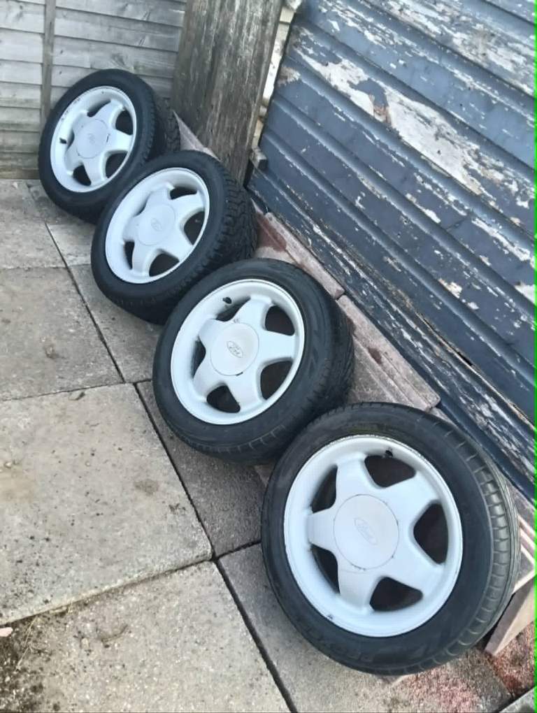 RS2000 alloy wheels with new tyres 