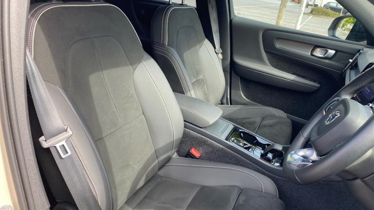 2025 Volvo XC40 2.0 B3P Plus Dark 5dr Auto Petrol Estate Estate Petrol Automatic