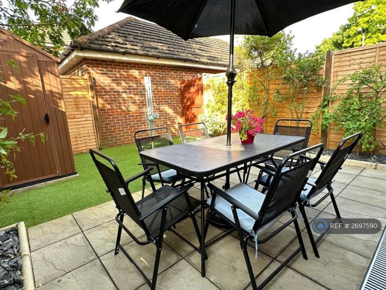 1 bedroom in Lower Green Gardens, Worcester Park, KT4 (#2697590)