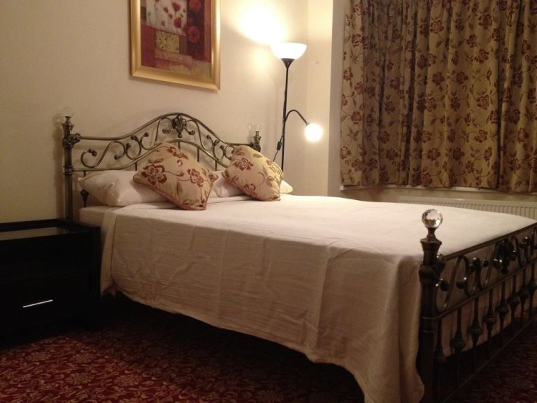 Clean and Tidy King Size BedRoom for people in Professional occupation.