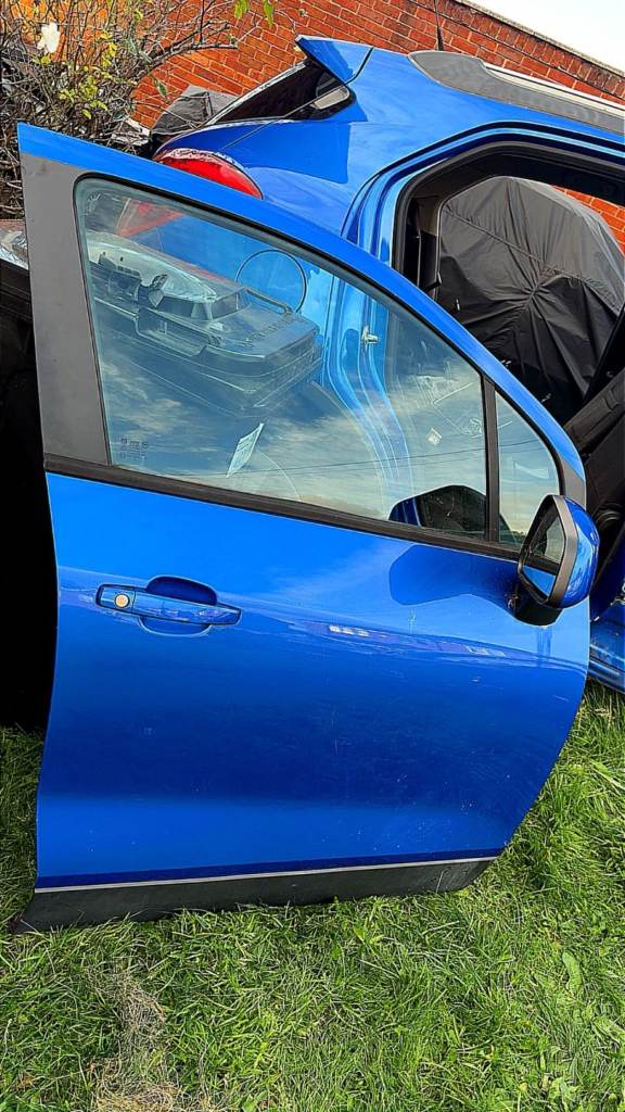 2016 vauxhall mokaa driver door and rear end 
