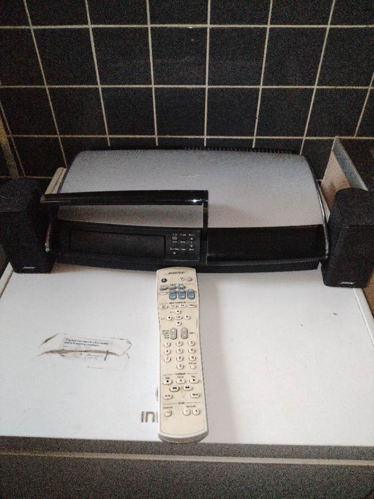 Bose dvd player with speakers and remote control 