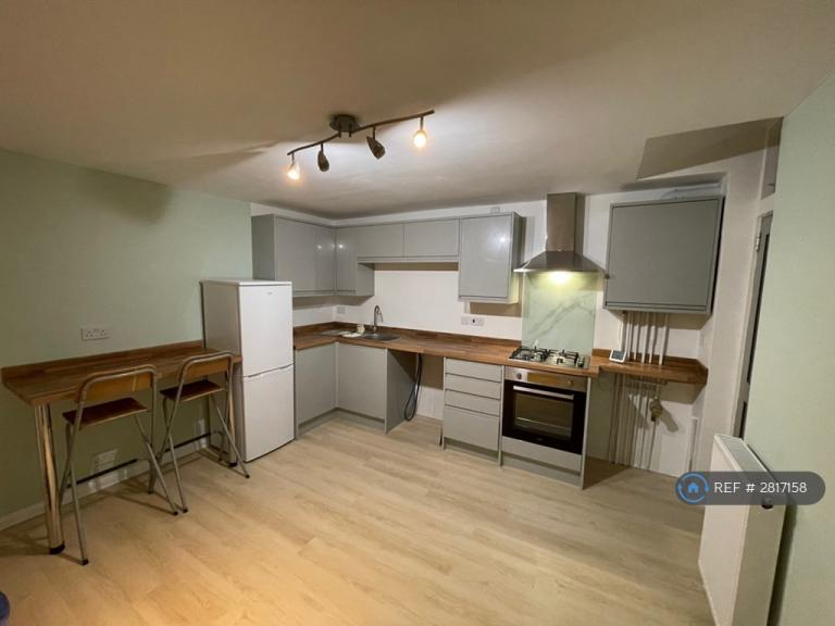 2 bedroom flat in Castle Avenue, Rochester, ME1 (2 bed) (#2817158)