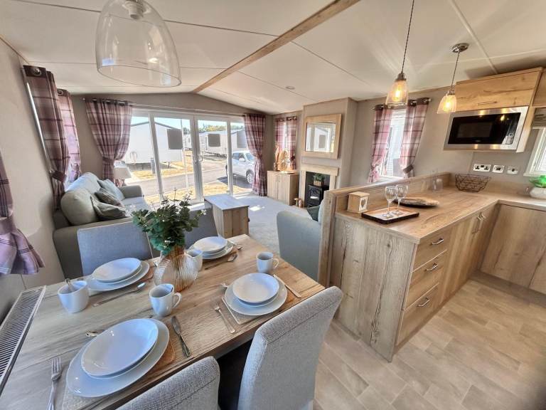 STATIC CARAVAN FOR SALE IN SUFFOLK SITUATED NEAR GREAT YARMOUTH & OULTON BROAD