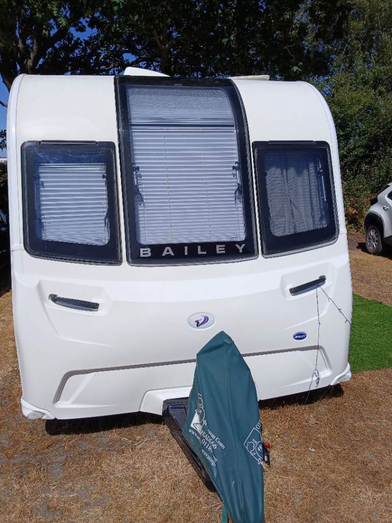 Bailey Phoenix 640+ 2021 end island bed.