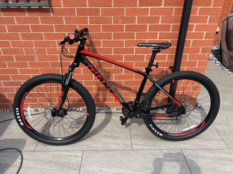 Giant mountain bike, 24 speed, lockable suspension forks