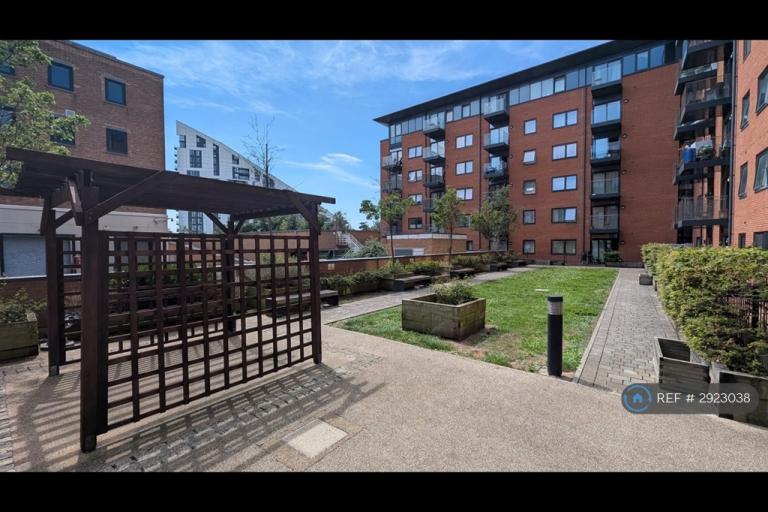 2 bedroom flat in Henry House, Bromley, BR1 (2 bed) (#2923038)