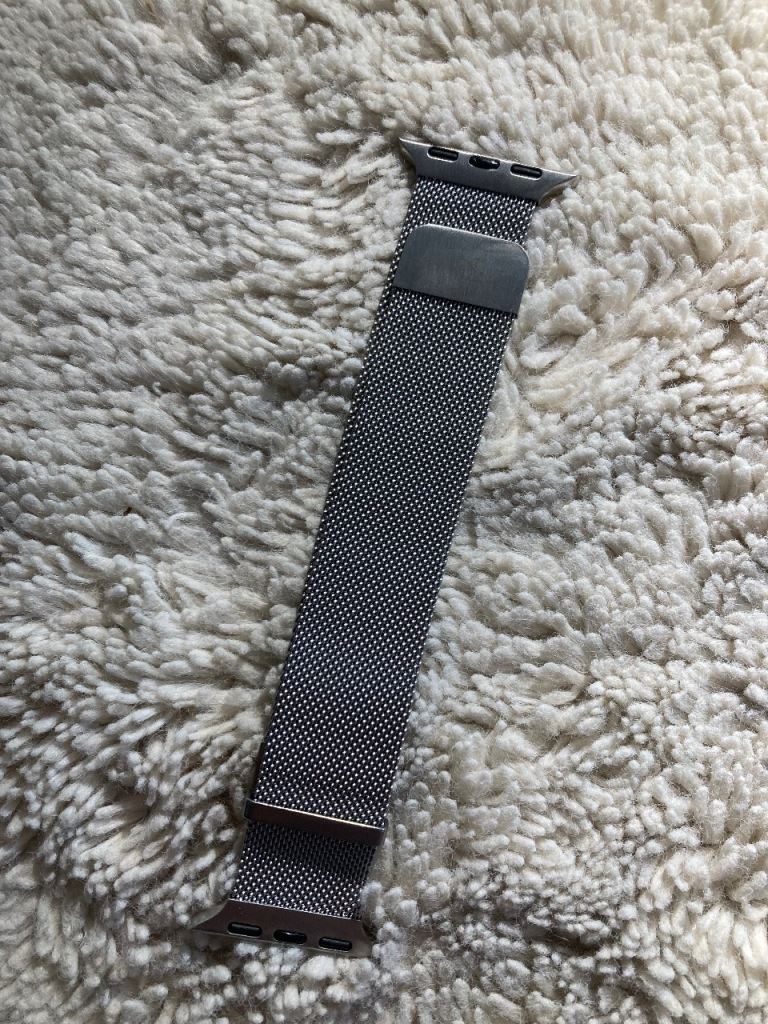 Brand new silver Milanese mesh metal magnetic strap for Apple Watch (38, 40, 41 mm) / RRP £22