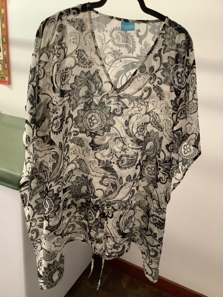 @ the beach Black & White Paisley Kimono Style Beach Cover-Up, Size 12, like new.