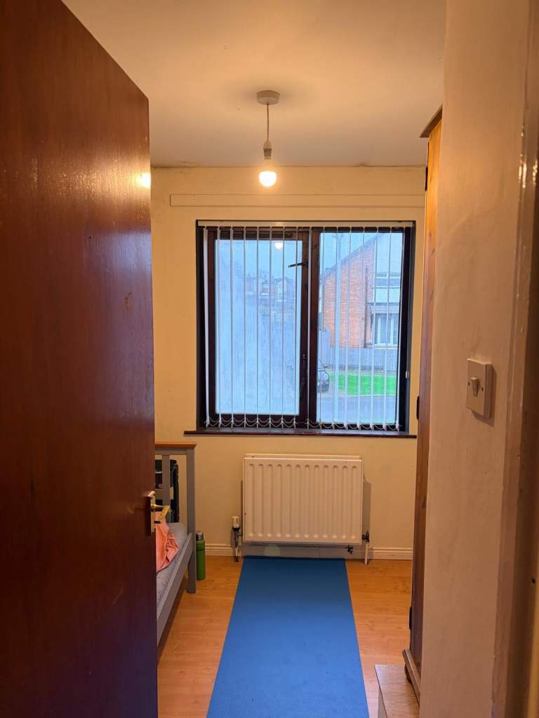 2 single rooms available at 400£ and 350£ at BT37