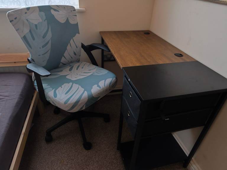 Mondeer Computer Desk & Yaheetech Office Chair – Excellent Condition