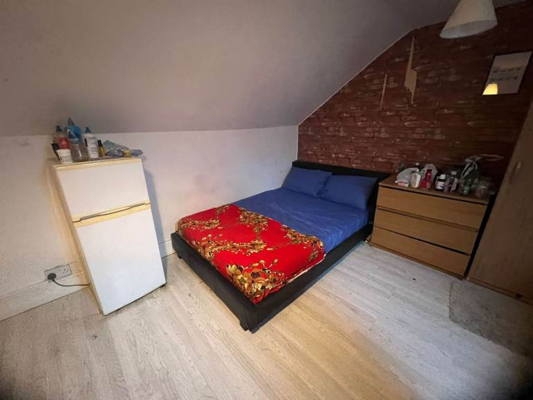 spacious loft double bed, near stratford station, all bills included