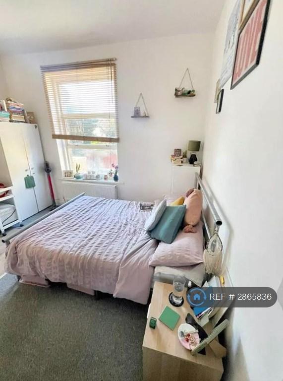 Studio flat in Station Road, London, N3 (#2865836)