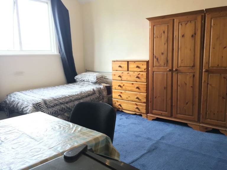 InOwnersHouse TopDoubleRoom ToLet Share 2ShowerWC Kitchen IncludesBillsNet VeryNearTubeRailBusShops