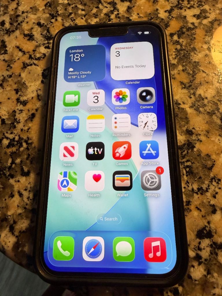 Apple iPhone 13 128GB Midnight Unlocked. 