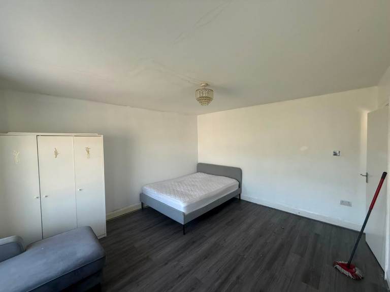 Spacious & Cosy Double Room For Rent AT HA0 2TB