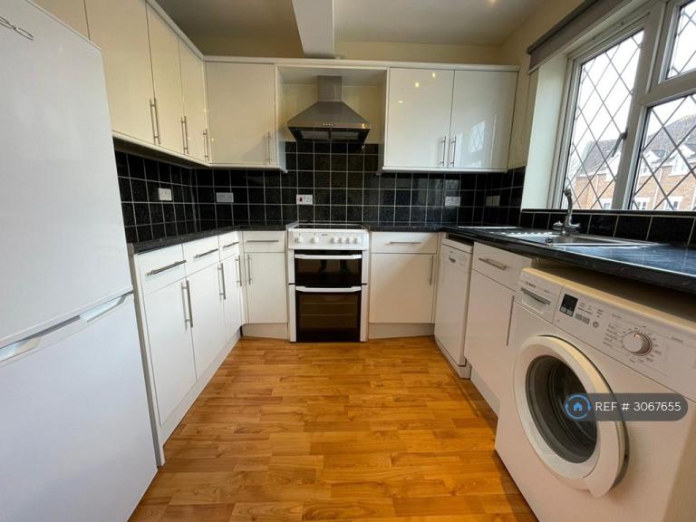1 bedroom flat in Forest Drive, Theydon Bois, Epping, CM16 (1 bed) (#3067655)
