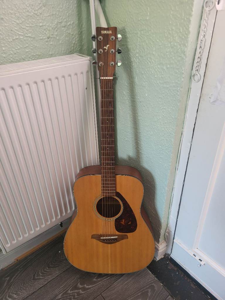 Yamaha Acoustic Guitar – Great Condition, Ready to Play