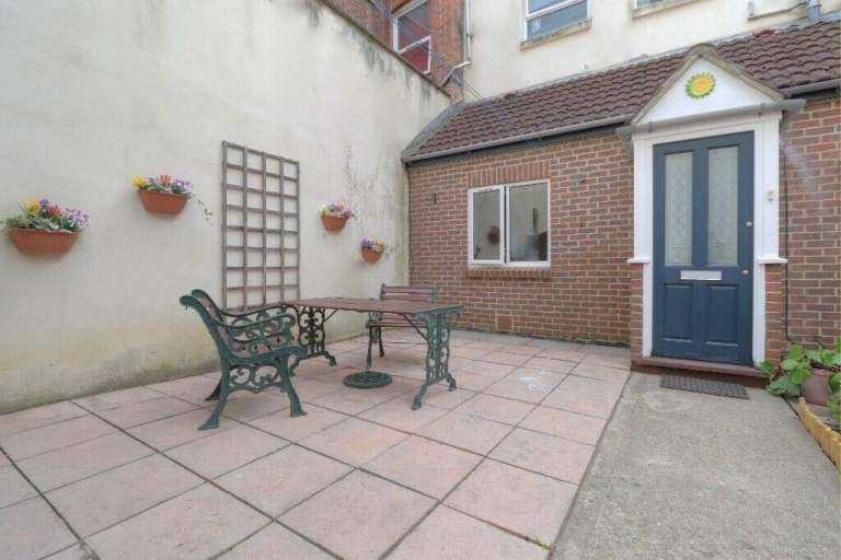 2 BED FLAT FOR RENT IN CENTRAL SOUTHSEA with COURTYARD GARDEN