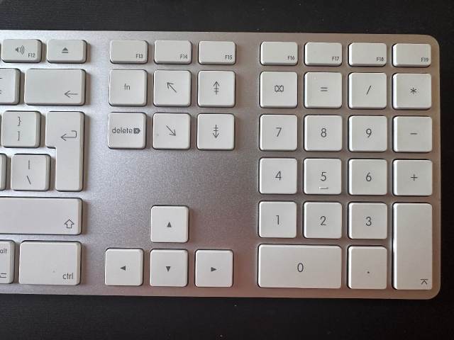 Apple Keyboard A1243 - UK Layout QWERTY + Numerical Full Size