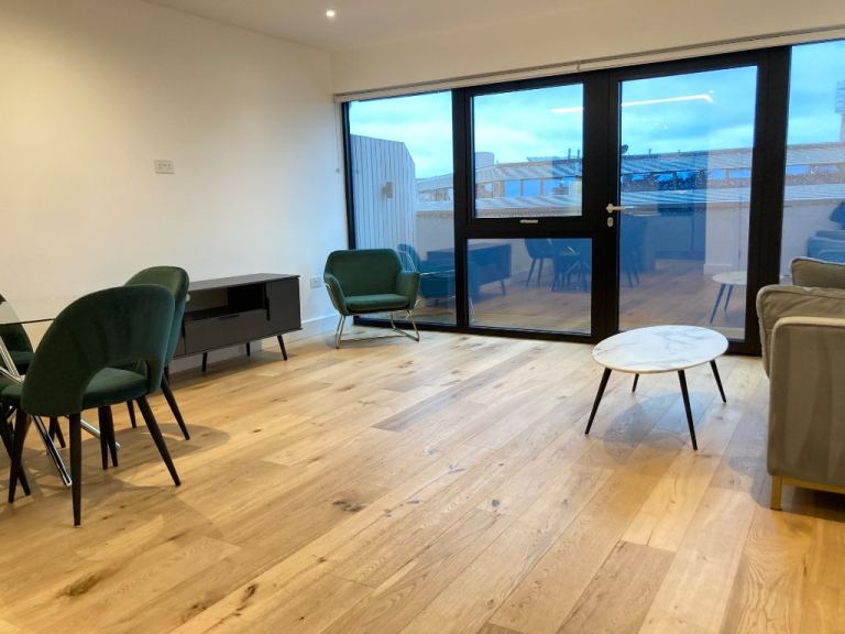 Penthouse Flat Lift 3 Bed 2 Bath Open Plan Balconies Gardens VeryNearRailBusSupermarketPark