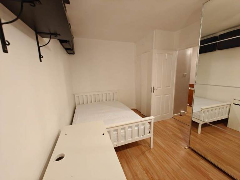 Spacious Room in Shadwell f