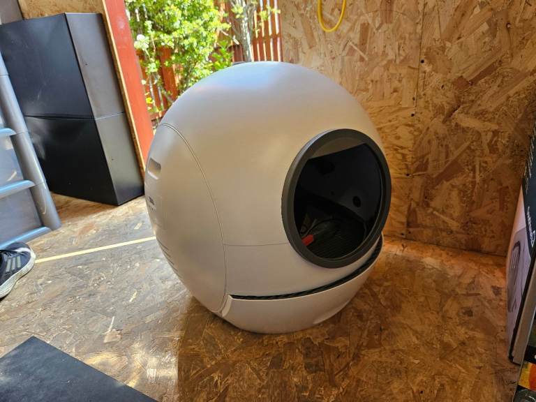 Self cleaning cat litter box