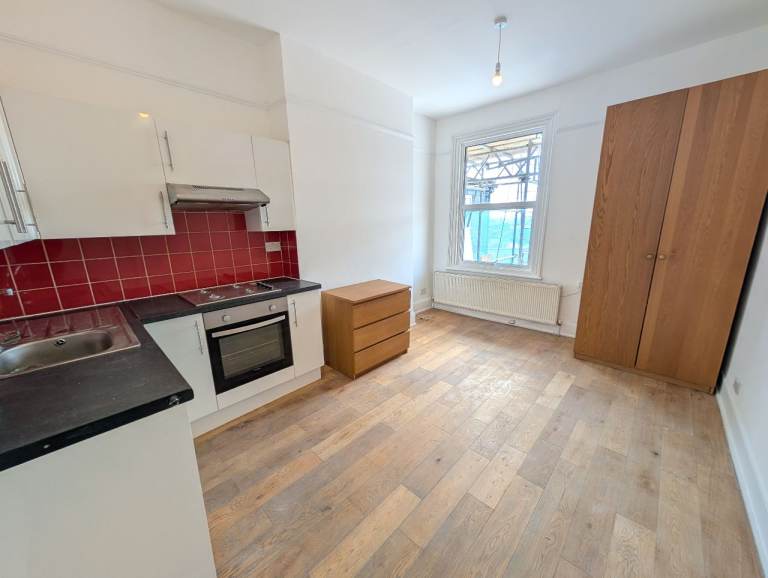*INC GAS/WAT/ELEC* 2nd Floor Studio flat to rent on Cricklewood Broadway