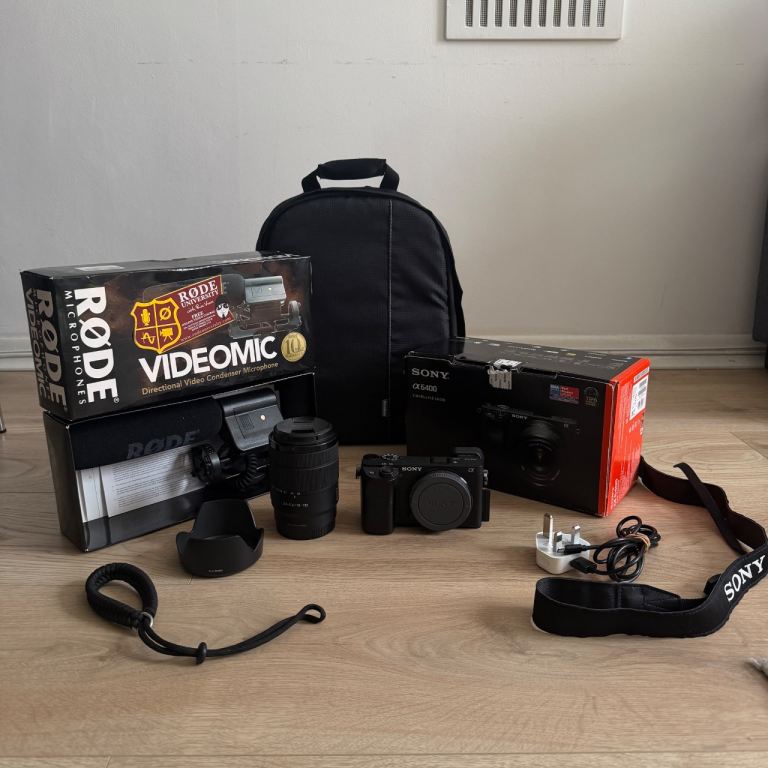 Sony A6400 + 18–135mm Lens (+ Ultimate Camera Bundle: Rode Mic, Bag, Caps, Straps, 16GB SD)