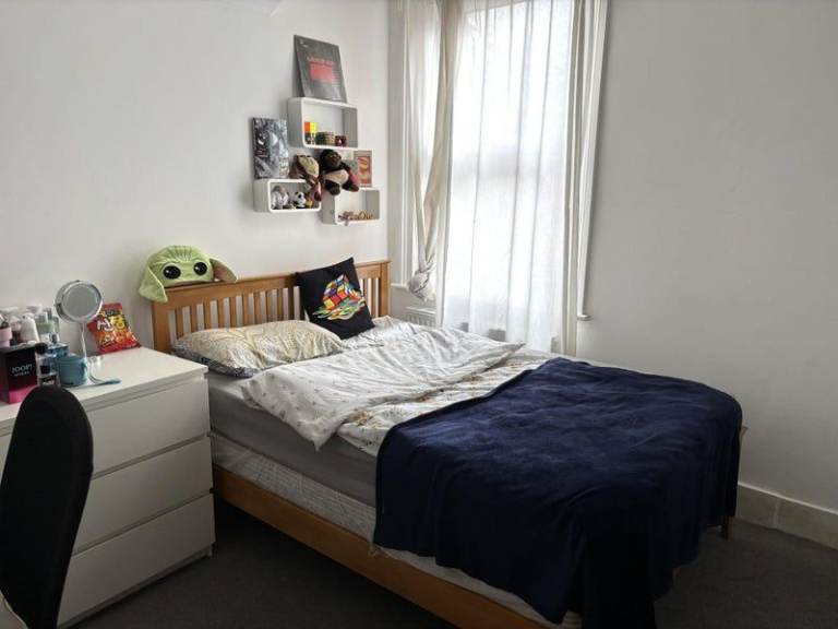 Nice Room Available in Childs Hill