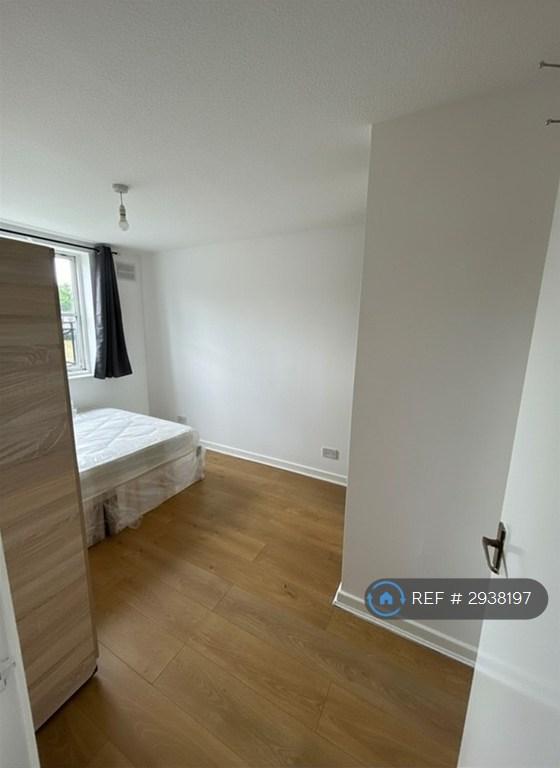 2 bedroom flat in Forsythia Close, Redbridge, IG1 (2 bed) (#2938197)