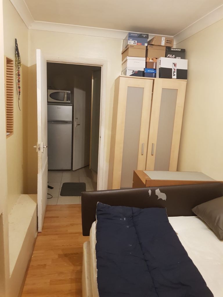 Self contained studio flat for single occupancy Postcode HA8 6BY