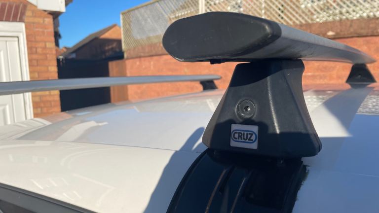 !!! REDUCED TO CLEAR !!! CRUZ 118cm Airo T silver aluminium roof bars with fitting kit 5629
