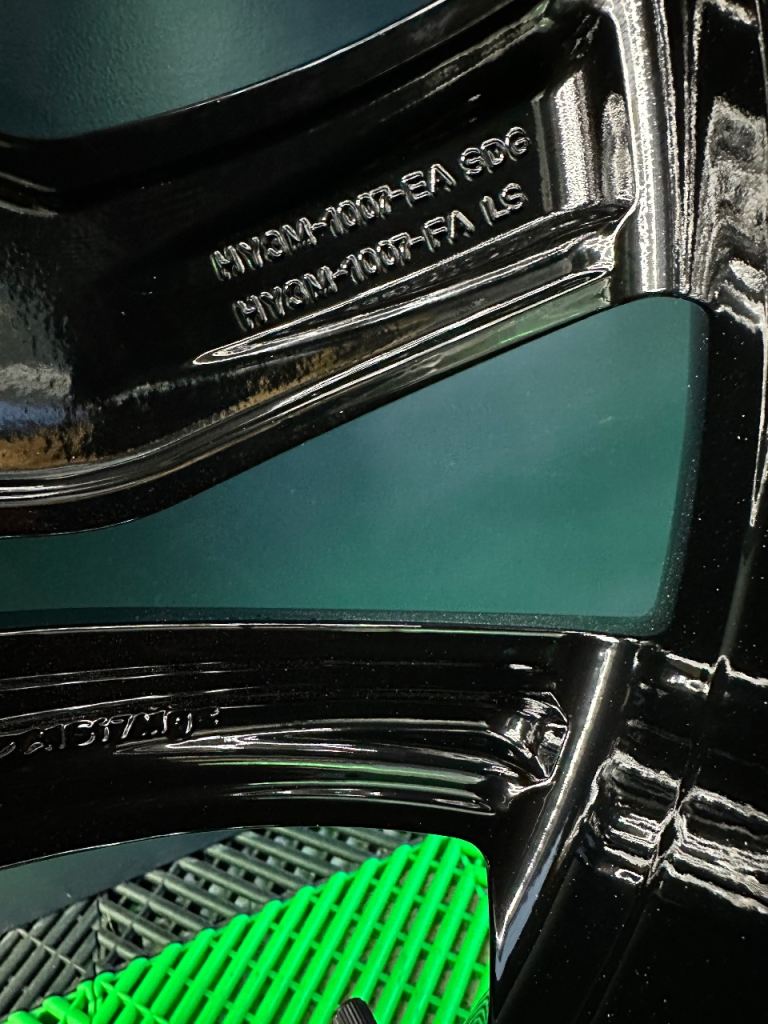 Land Rover Discovery 5 22” Powdered Gloss Black alloy wheels - style 5025 & 5/7mm+ Pirelli’s!