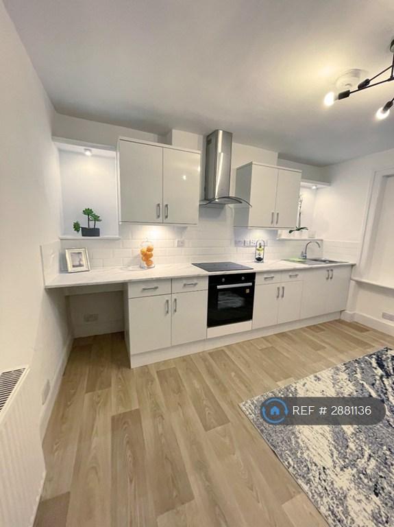 3 bedroom flat in Camberwell, London, SE5 (3 bed) (#2881136)