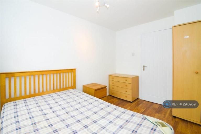 4 bedroom flat in Churchdown, Kingston Upon Thames, KT1 (4 bed) (#2913969)