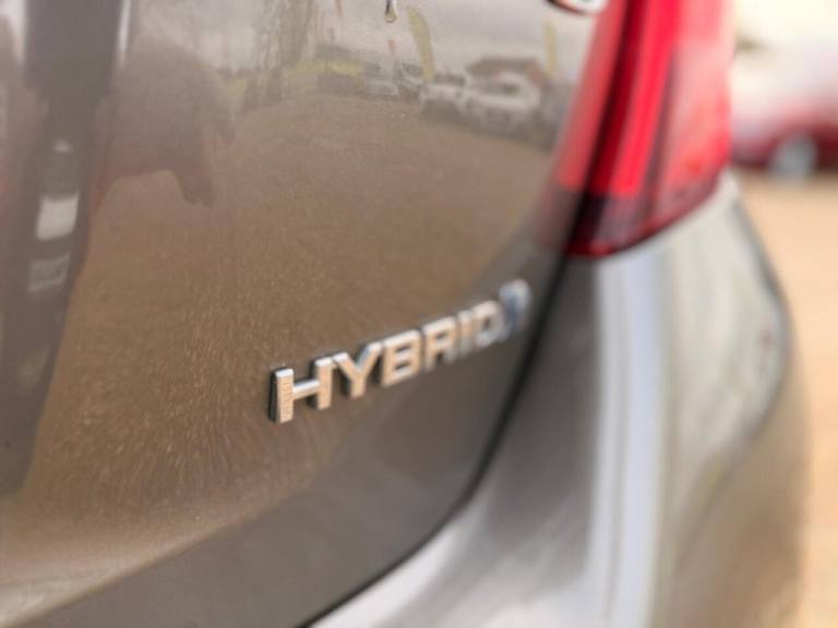 2016 Toyota Yaris 1.5 VVT-h Design E-CVT Euro 6 5dr Hatchback Automatic