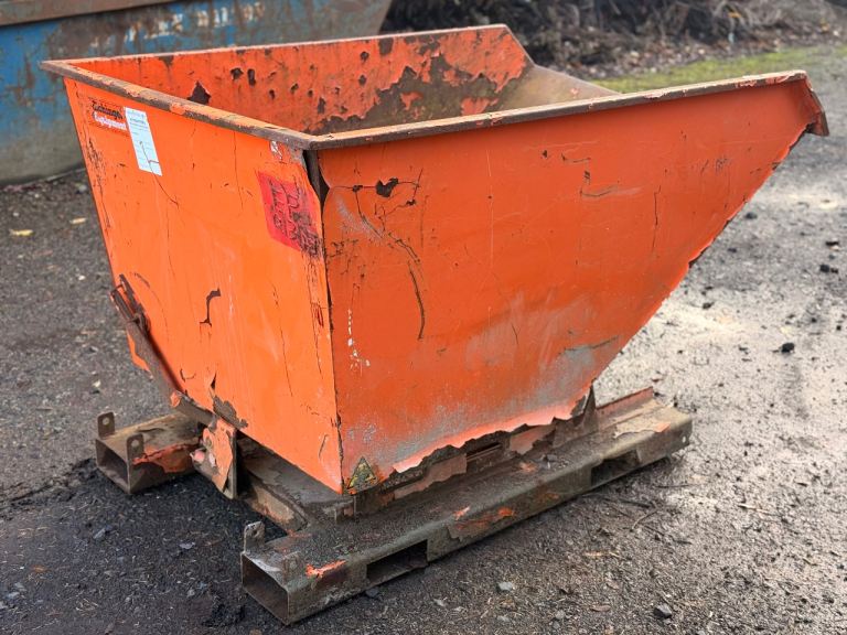 Fork truck tipping skip 