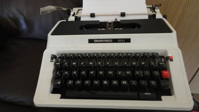 SILVER REED 500 PORTABLE TYPEWRITER MADE IN JAPAN BY SILVER SEIKO LTD